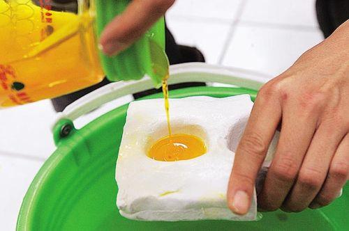 Kabuunda kalsiyum, iinde ise sodyum aljinat, ap, jelatin ve renklendirme maddeleri kullanlyor.Yetkililer maliyeti gerek yumurtann bete biri kadar ucuz olduu iin sahte yumurta retildiini sylyor.