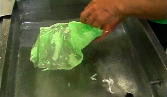 Scak balmumunu su dolu leenin iine dken usta, daha sonra marifetli parmaklaryla balmumunu adeta ayor.