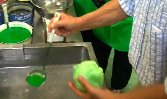 Daha sonra bu at balmumunu marul gibi top haline getiren usta, son olarak zerine bir kat daha balmumu ekliyor.