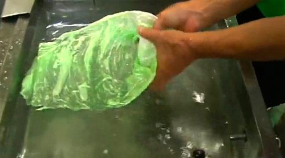 Ve aslnda sahte deil, sadece balmumundan.