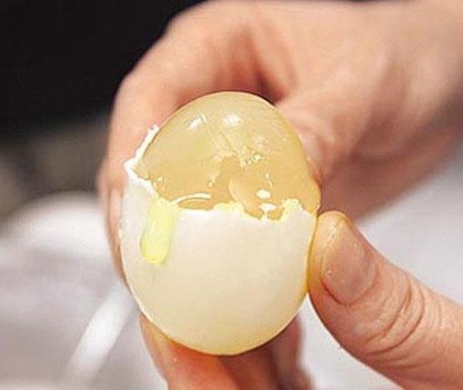 Baz lkeler halk bilinlendirmek iin televizyonda yumurtann sahtesiyle gereini ayrt etmenin yntemlerini anlatan yaynlar yapmaya balam bile.