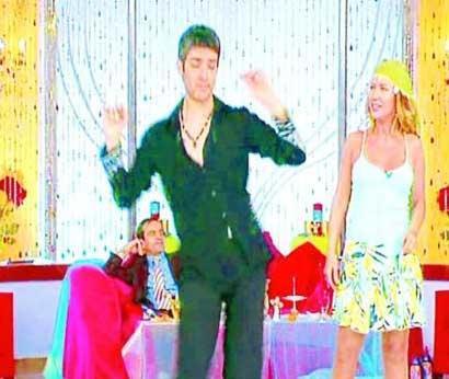 Fotorafta bir televizyon programnda dans eden kii ise Armaan Uzun'dan bakas deil.