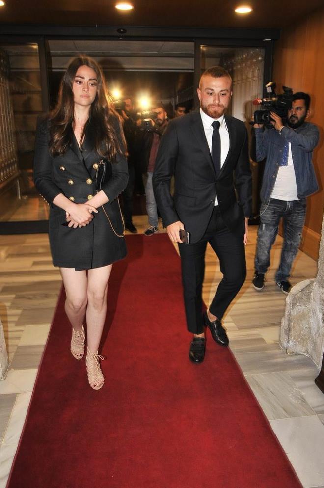 Futbolcu Gkhan Tre ile nianl olan Esra Bilgi, alyansn kaybetti. 'Uurum' dedii yz arayp bulamaynca btn set ekibini seferber etti. ok uzun aramalar sonunda bulunan yz, Esra Bilgi'in yzn gldrd ve rahatlatt.