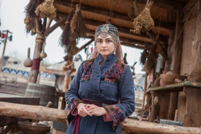 Esra Bilgi, alyansn arayp bulan tm ekibe u notla teekkr etti: 'Dirili ekibi, deer verilene sahip kyor.'