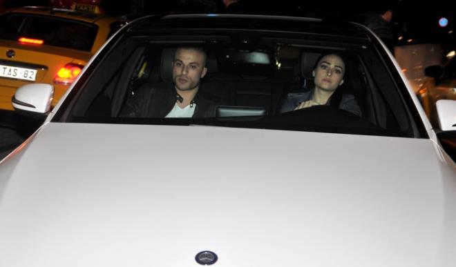 Kariyerini ngiltere'nin West Ham United takmnda srdren Gkhan Tre, getiimiz aylarda oyuncu Esra Bilgi ile nianlanp evlilie ilk adm atmt.