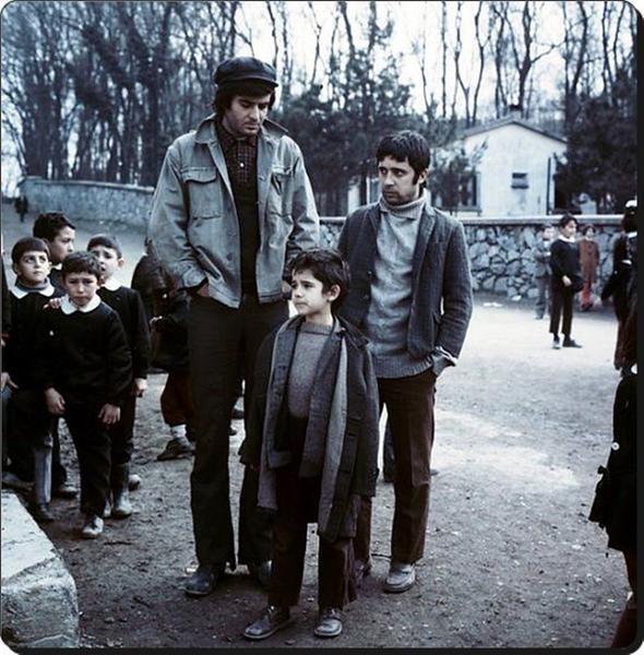 ATLLA DORSAY:<br>    Tkr sinemasna gelmi gemi en gler yzl oyunculardand. Ertem Eilmez'in onu setii koruduu ve onu bugnk hretine kavuturduu bilinir. Canm Kardeim'de Tark ile barol stlendi ve onun karsnda hi eik durmad. Tabii biz onu en ok Gdk Necmi karakteri ile hatrlyoruz. Hi silinmedi, kendisini hep gsterdi. ok sevilen bir oyuncuydu. te byle bir insan... Dnnce bile insann iinden alamak geliyor. Son 1-1,5 yldr kimseyi kabul etmeden felli bir ekilde yatyordu. Gidemedik, ziyaret edemedik. Gidenlerin arkasndan konuuyoruz byle...