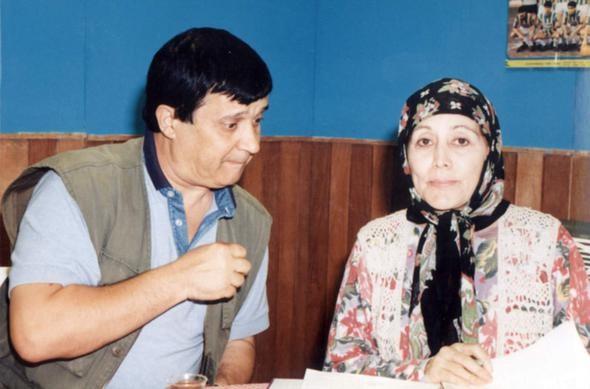 Birok filmde oynayan Halit Akatepe, reklam filmlerinde de oynad. lk filmlerinde figran olarak rol ald. Daha sonra duygusal komedilerde karakter rolleri canlandrd.