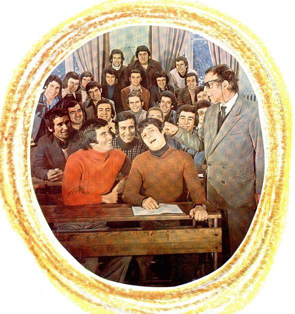 Halit Akatepe'nin albmnden kareler  <br>  1 Ocak 1938'de skdar'da doan Halit Akatepe, ilkokulu Refik Halit Karay Mektebi'nde okudu. Babas yine bir oyuncu olan Stk Akatepe idi.