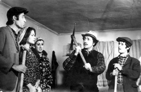 Profesyonel olarak ilk defa 1960 ylnda 'Oda Tiyatrosu 4'te 'Sel' piyesiyle sahneye kt. Bugne kadar 16 ayr tiyatroda 43 piyeste rol ald. Dostlar Tiyatrosu kadrosunda yer ald.