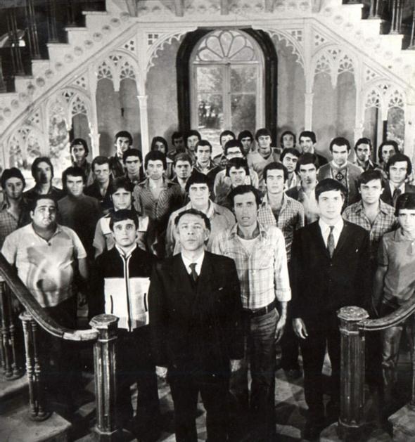 Halit Akatepe, 1963 ylnda evlenip 1981 ylnda boand ilk evliliinden Itr ve Ebru adlarnda iki kz oldu.<br>    kinci evliliini 1999 ylnda Rezzan hanm ile yapt ve 2009 ylnda da boand. Akatepe'nin Gnsu adnda bir kz var...