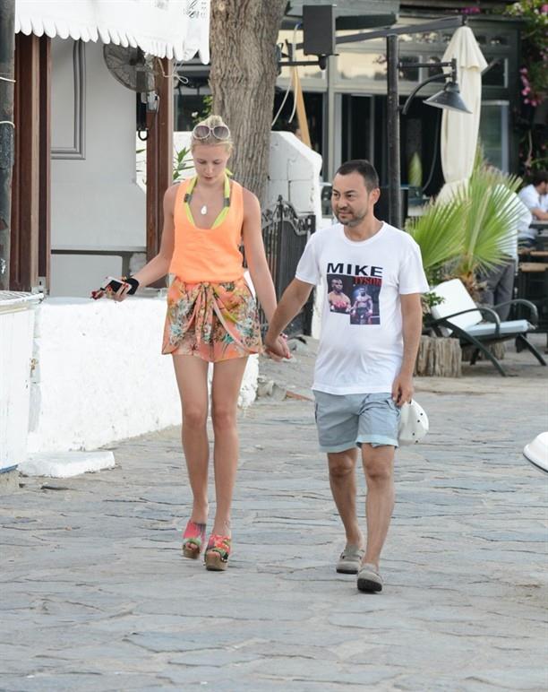 Miami&#8217;de ev aratrrken Amerika- Orlando inaat ii ile ilgilen bir Trk firmas tarafndan yaptrlan Breeze De Mar projesinin reklam yz olmamziin teklifi geldi. Bizde reklam btesine karlk oradan 2 adet ev aldk. Orlando'yu tercih etmemin en byk sebebi ise ocuklarmz orada dourup orada bytmek. Miami'de ocuk bytmek ok zor ama Orlando'da minik bir evde bile rahatlkla ocuk bytebiliriz. Hereyiyle buna ok msait&#8221; dedi.