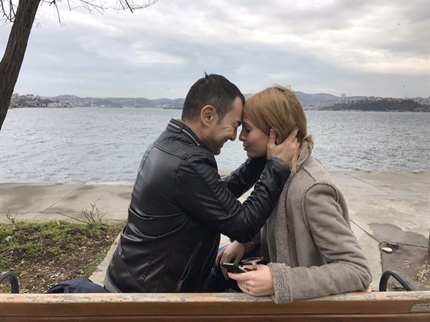 Evde Herkes Gibi Yayoruz Serdar Orta&#8217;n evde ok disiplinli olduunu syleyen Chloe Loughnan &#8220; Serdar'n evde yapma dediim hibir kt huyu yok. ok disiplinli ve sakin evde. Bizde normal insanz sonuta herkes gibi yayoruz. Ayrca yemek yapmay denedi birka kere ama hemen darya ktk yemeden&#8221; dedi.