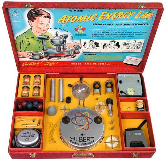 1950'lerde Amerika'da satlan bu "Atomik Enerji Laboratuvar", alfa-beta-gamma radyasyon kaynaklar, Geiger sayac, hatta "Nasl uranyum zenginletirilir" el kitab bile ieriyordu.