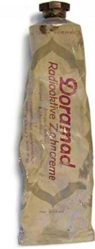 kinci Dnya Sava srasnda Mttefik Kuvvetler askerleri, Alman askerlerine ait bir kutu ierisinde di macunlar buldular