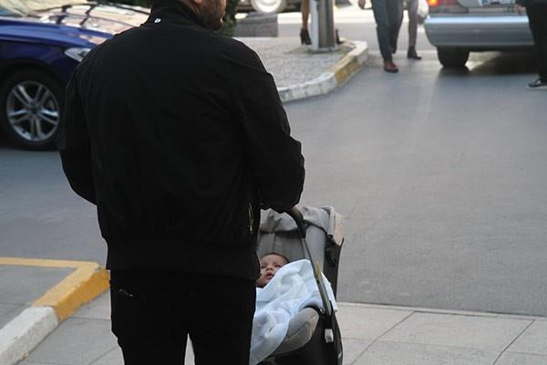 Glen ve Ozan olakolu&#8217;nun iki ay nce dnyaya gelen oullar Azur Benan, ilk kez objektiflere takld.