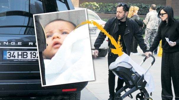 ki aylk Azur Benan, ilk kez grntlendi. Glen-Ozan olakolu ifti, bebeklerinin fotorafnn ekildiini grnce yzn kapatt.