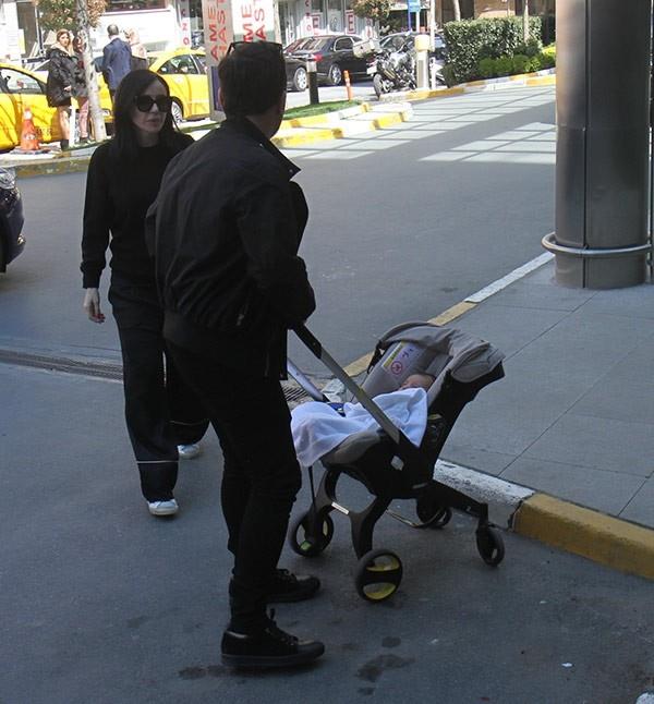 arkc 20 gn nce, &#8220;Yurt dnda nller yksek rakamlara bebeinin fotorafn basna servis ediyor, siz yapar msnz?&#8221; sorusuna, &#8220;Yapmam. Olumu ticari kazan salamak iin kullanmam. ocuumu byle eylere alet etmem&#8221; demiti. KAYNAK: milliyet.com.tr