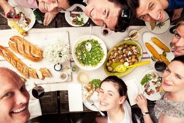 Mutluluk hormonu olarak bilinen 'serotonin', ruh hali zerinde etkili olduu gibi itah metabolizmasnda da nemli bir rol oynuyor. Aratrmalar, serotonin eksikliinin uykusuzluk, yeme bozukluu, depresyon, migren ve hatta obeziteyi tetikleyebileceini ortaya koyuyor. Serotonin eksiklii yaamamak; yani mutsuz olmamak iin egzersiz yapmak, gne ndan D vitamini almak, stresten uzak durmaya almak gibi eylemlerin yan sra baz besinleri tketmek de serotonin miktarnn artmasn salyor.