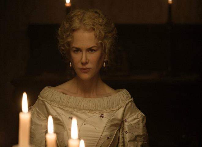<strong>2. The Beguiled&nbsp;</strong>    Amerikan  Sava srasnda yaralanan Kuzeyli Birlik askeri John McBurney (Colin Farrell), Gney'deki Konfederasyon'a bal Mississippi'de bir yatl okulda kalan kk bir kz tarafndan bulunur ve hayat kurtarlr. Sadece kz rencilerin kald ve Martha Farnsworth'n (Nicole Kidman) ynettii okulda bakm yaplp iyiletirilen dman askeri, zamanla oradaki herkesle yaknlk kurar. Ancak bu yaknln dozu arttka bu yalnz kadnlar birbirlerine decek, daha sonra da adama srt evireceklerdir.  Film, Thomas P. Cullinan'n A Painted Devil adl romanndan uyarland.