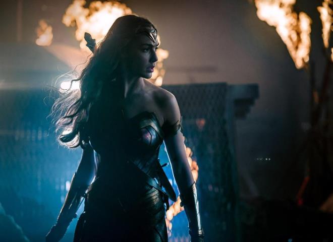 <strong>5. Wonder Woman</strong>  Amazon prensesi Diana Price, nam- dier Wonder Woman dnyay kefetmek iin tropik topraklarn geride brakp demir ve camn hkm srd dnyamza dalar. Birok inanst yetenek ve kvrak bir zekayla donatlm olan gzel kahraman Cennet Adas'nn medeniyete alan kaps olacaktr.  Wonder Woman'n ynetmen koltuunda Patty Jenkins oturuyor. Filmin senaryosunu Allan Heinberg ve Geoff Johns kaleme alrken filmin sper kahraman kadnn Batman vs Superman: Adaletin afa filminde olduu gibi yine Gal Gadot canlandryor. Filmin kadrosunda Connie Nielsen, Chris Pine, Robin Wright ve David Thewlis gibi baarl isimler bulunuyor.