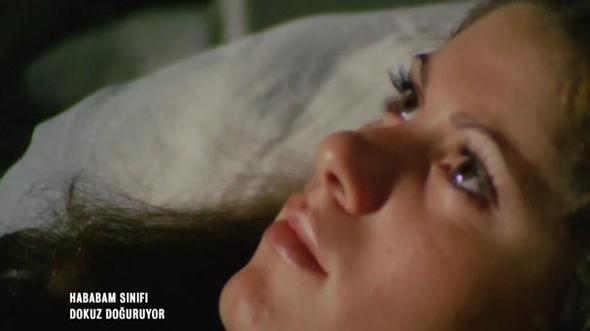 Serinin bu filminde rencilerden Kvrck mer ve Aye arasnda bir ak balar, Aye hamile kalr.