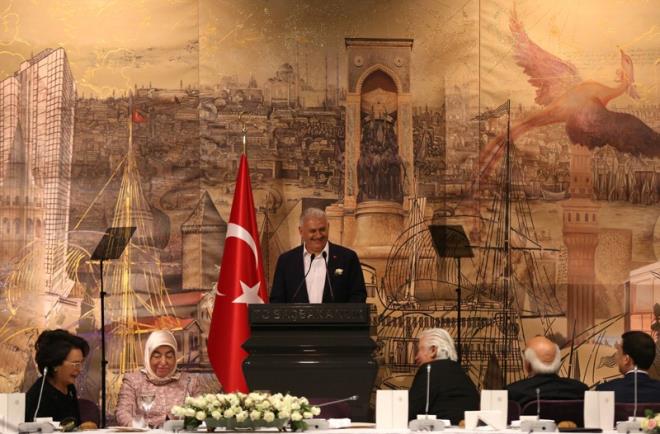 Babakan Binali Yldrm, eitli sanat dallarnda almalarn srdren yaklak 90 sanatyla Babakanlk Dolmabahe Ofisi'nde bir araya geldi. Yldrm, Babakanlk Dolmabahe Ofisi'nde farkl alanlarda almalarn srdren sanatlarla bir araya geldii basna kapal toplant, yaklak 3 saat srd.
