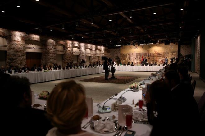 Toplantya Tamer Yiit, Emel Sayn, Cokun Sabah, Muazzez Ersoy, Hlya Koyiit, Bedia Akartrk, zhan Eren, Mustafa Ceceli, Mehmet Bozda, Petek Dinz, Mustafa Keser, Yavuz Bingl, Cengiz Kurtolu, smail Acar, Birol Gven, Orhan Hakalmaz, Saruhan Hnel, Yldz Tilbe, Mustafa Yldzdoan, Ahmet afak, Polat Yac, Hasan Kaan, zzet Yldzhan, Berdan Mardini, Mesut Uakan, Semih Kaplanolu, Metin entrk, Necati amaz, brahim Sadri, Hakan Peker, Serdar Orta, Niran nsal, Tan Satrk, Serkan ar, Altay, Berdan Mardini, Atiye, oray Uzun, Gezegen Mehmet, Afrikal Ali, Adem Metan'n da aralarnda olduu eitli sanat dallarnda almalarn srdren yaklak 90 sanat katld.