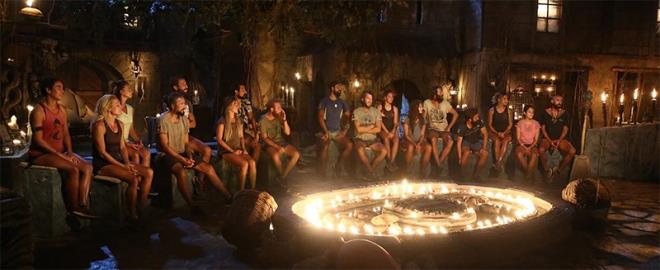 Survivor'da kim elendi sorusu yant buldu. Survivor 2017'nin 4 Nisan Sal akam yaynlanan son blmnde nefesler tutuldu. Acun Ilcal bu hafta Survivor SMS oylamas sonularna gre kimin elendiini aklad. nller ve Gnlller takmlarndan elemeye kan Berna Keklikler, Sabriye engl ve Adem Kl ile birlikte 4 isimden biri olan Erdi nver birleme partisi ncesi yarmaya veda etti.
