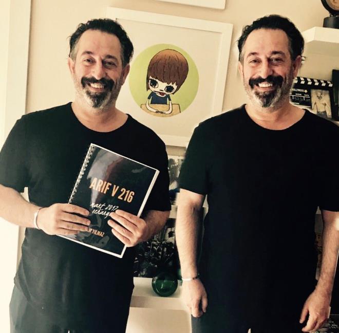 Cem Ylmaz bu fotoraf paylaarak altna 'Ben de oynuyorum' yazd.