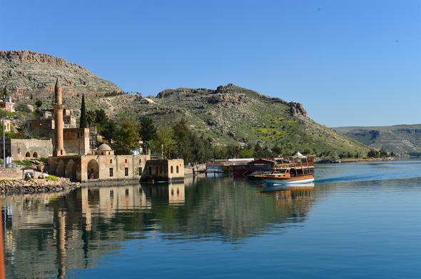 Sakin ehirde yzen otel projesi gelitireceiz. Oteller apart ve gnbirlik ekilde kiraya verilebilecek ve gne enerjisiyle alacak. Odalar tekne eklinde olacak, konuklarmz Frat Nehri zerinde istedii yerde gezebilir ya da konaklayabilir." diye konutu.
