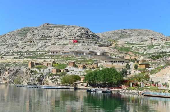 Blgede tarihi ta evler ve doal gzelliklerin arasnda szlen, roman ve dizilere konu olan Frat Nehri'nde yolculua kmak isteyen yerli ve yabanc turistler iin proje hazrland.