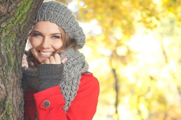 Bu yl yaymlanan bir aratrmada insan hcrelerinde de benzer sonular elde edildi. Vcut scakl daha yksek olduunda,virslerin bymesini engelleyen doal baklk sistemi daha faal ve virs genomunu bozan enzim daha iyi alyor. Ekip u anda vcudun rhinovirs basklamak iin kulland savunma yntemlerini daha iyi anlamay hedefliyor.Burnunuzu stmak iin souk havalarda atk takmak souk algnlna yakalanmay engellemeye yardmc olabilir ama Foxman'n nerisi zararllar burnunuza,aznza ya da gzlerinize tamamak iin ska elleri ykamak. ''Eer virs burnunuzda deilse enfeksiyona zaten yol aamaz'' diyor.