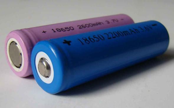 Civa, kurun, lityum, mangan, nikel, kobalt, kadmiyum gibi kimyasal maddeler pilin iinde bulunan maddelerden sadece bazlardr. pe atld taktirde bu maddeler topran yapsn kullanlamayacak kadar bozar. Suya karan metaller ise suyun ekosisteminde byk bir karklk meydana getirir.