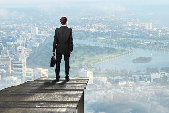 Haftada be gn,toplam 40 saatlik alma kuraln ilk uygulamaya koyan irketlerden biri Ford oldu. Bunu yaparken,fabrika iilerinin maalarna gnlk be dolar zam yapmay da unutmad. irket,yapt aklamalarda,haftada be gn,gnde 8 saat almann insanlar hafta sonlarnda ve akam saatlerinde daha gzel vakit geirmeye tevik ettiini sylyordu.