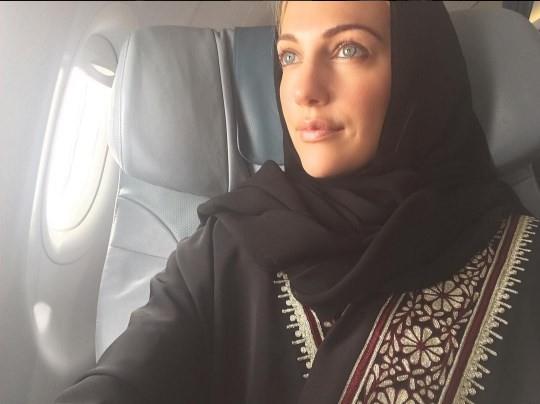 yiden iyiye Trkiye'ye alan Uzerli, sosyal medya hesabndan yapt son paylamla dikkat ekti. Sabahn 05.36'da sabah ezann dinlerken ektii bir videoyu hesabndan paylaan Uzerli, bu videoyla ok sayda beeni ald.