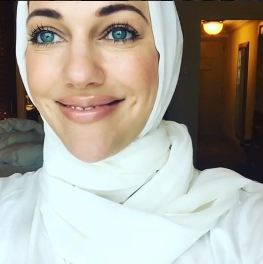 Uzerli'nin sabah ezann dinlerken ektii video takipileri tarafndan byk beeni grd.