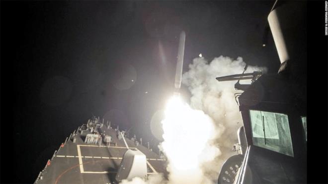 ABD Suriye'de dorudan ayrat Hava ss'n vurmay hedefledi. Fzelerin yad yerde bu askeri s oldu. Askeri sde sadece Esad'n deil Putin'in de askerleri bulunuyordu. Humus Valisi saldrda 5 l 7 yaral olduunu duyurdu.