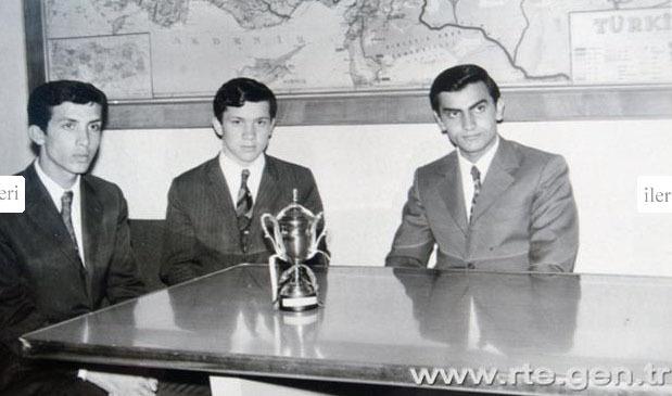 Ayn zamanda bu yllar, gen bir idealist olarak memleket meseleleri ve toplumsal sorunlarla ilgilenen Recep Tayyip Erdoan'n aktif politikaya adm att dneme rastlamaktadr.