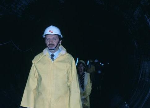 Belediye kaynaklarnn doru kullanm ve yolsuzluun nlenmesi amacyla olaanst nlemler alan Erdoan, 2 milyar dolar borla devrald stanbul Bykehir Belediyesi'nin borlarn byk lde dedi ve bu arada 4 milyar dolarlk yatrm gerekletirdi.