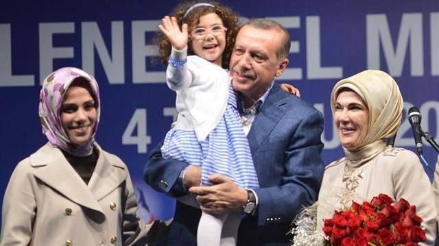 Cumhurbakan Erdoan'n 5 torunu bulunuyor. Erdoan'n Berat ve Esra Albayrak iftinden Ahmet Akif, Mahinur ve Sadk isimli  torunu bulunuyor.