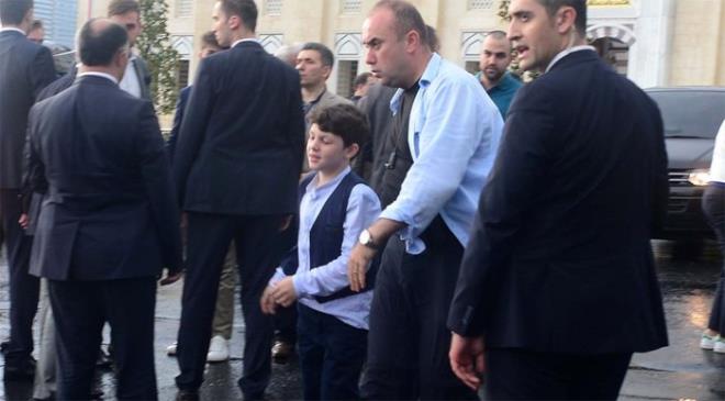 Cumhurbakan Erdoan'n torunu Ahmet Akif Albayrak dedesiyle sk sk kameralara taklyor. Temmuz aynda Erdoan, Ataehir Mimar Sinan Camii&#8217;nde kld bayram namaznn ardndan ehit Salih Sevgican Polis Merkezi&#8217;ne gitmek zere makam aracna binmiti. O esnada camiye birlikte geldii torunu Ahmet Akif dedesinin peini brakmam ve kameralara taklmt.