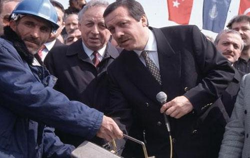 Su sorunu, yzlerce kilometrelik yeni boru hatlarnn denmesiyle; p sorunu ise dnemin en modern geri-dnm tesislerinin kurulmasyla zmlendi. Hava kirlilii sorunu Erdoan dneminde gelitirilen doalgaza gei projeleriyle son bulurken, kentin trafik ve ulam amazna kar 50'den fazla kpr, geit ve evre yolu ina edildi; sonraki dnemlere k tutacak birok proje gelitirildi.