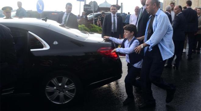 Korumalarn elinden kaarak Cumhurbakanl makam aracna koan Ahmet Akif, dedesinin yanna oturmutu. Erdoan&#8217;n arac torunu bindikten sonra hareket etmiti.