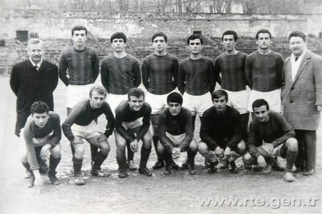 Fark dersleri snavn vererek Eyp Lisesi'nden de diploma ald. niversiteyi Marmara niversitesi ktisadi ve Ticari Bilimler Fakltesi'nde okuyan Erdoan, bu okuldan 1981 ylnda mezun oldu.