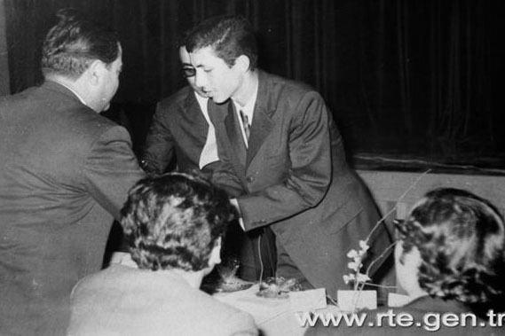 Lise ve niversite yllarnda Milli Trk Talebe Birlii renci kollarnda aktif grev alan Recep Tayyip Erdoan, 1976 ylnda MSP Beyolu Genlik Kolu Bakanl'na ve ayn yl MSP stanbul Genlik Kollar Bakanl'na seildi. 1980 ylna kadar bu grevlerini srdren Erdoan, siyasi partilerin kapatld 12 Eyll dneminde, zel sektrde bir sre mavirlik ve st dzey yneticilik yapt.