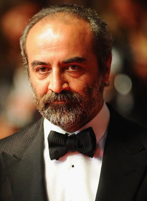 "BRNC OLAN TEBRK EDLR"  <p>  Sektrde yaanan rekabete ve kskanla da deinen Erdoan, "Yara giren birinci olan tebrik eder. Btn amac tabii ki onu gemektir. Ama bu baka bir konudur. Centilmence yarmay bilmeyenler, kimseyi geemez" diye konutu.