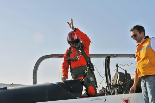 Silahl Kuvvetleri'nin eitim ve silahl hafif yakn hava destei ua ihtiyalar iin TUSA-Trk Havaclk ve Uzay Sanayii A.. mhendisleri tarafndan tasarlanarak retilen Temel Eitim Ua "HRKU", yer testleri ile taksi testlerini tamamlamasn takiben, TUSA'n, Kazan tesislerinde "lk Uuunu" baaryla gerekletirdi.