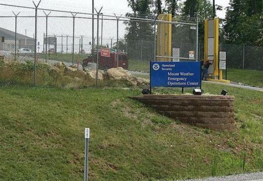 Mount Weather / Virginia    Mount Weather, ABD hkmeti iin gizli bir snak grevi gryor. Felaket veya nlem alnmas gereken acil durumlar esnasnda devreye giren bir acil durum kompleksi olan Mount Weather, souk sava dnemindeyken 1958 ylnda Sovyet Rusya'nn 'Sputnik' adl uydusunu uzaya frlatmasnn ardndan savunma amal kurulmu.