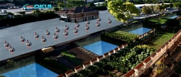 Bunlarn arkasnda 20 metre geniliinde ve 10 metre derinliinde su hendekleri bulunuyordu