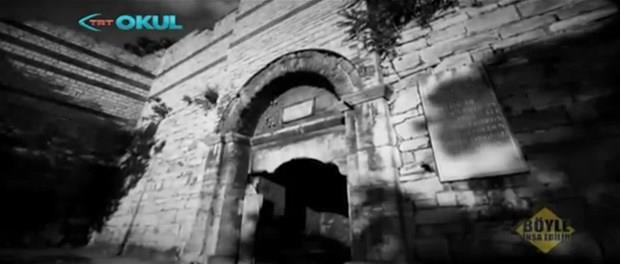 Kara surlarnn da alan tarafna birok kap ald. Bi ksm halkn girip kt kaplard. Tehdit annda bu kaplar rlyordu.